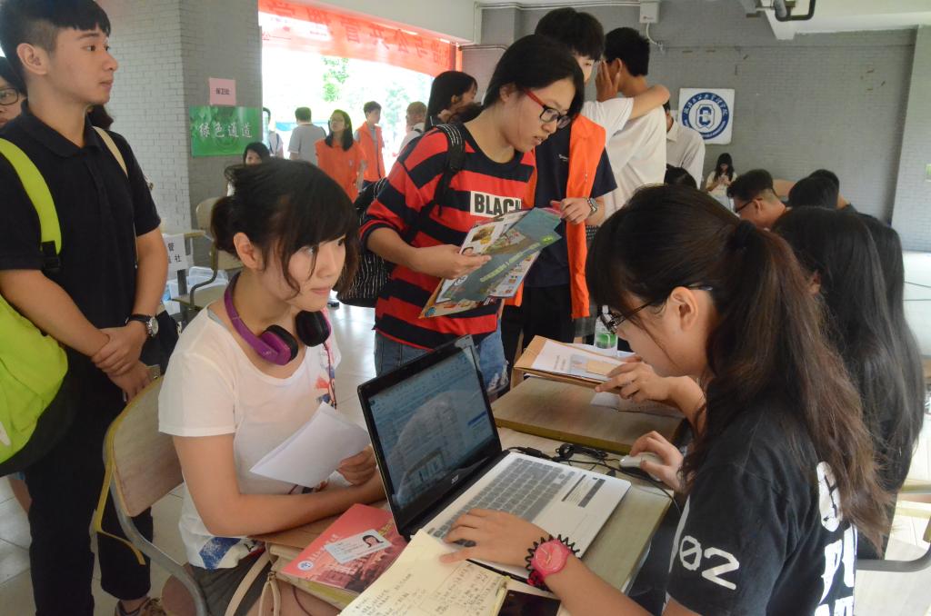 新生在办理入学手续 伟德国际victor1946