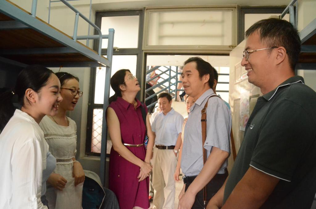 学院领导到宿舍慰问新生 伟德国际victor1946