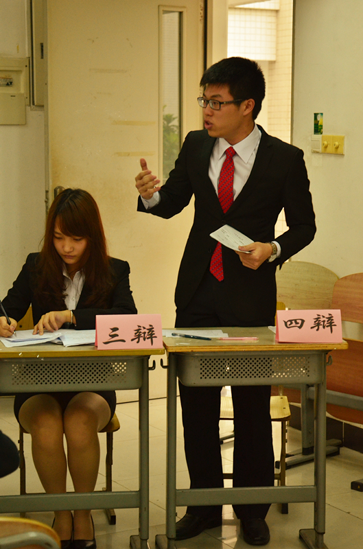 正方四辩正在进行发言 伟德国际victor1946