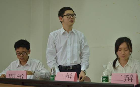 正方三辩正在反击 伟德国际victor1946