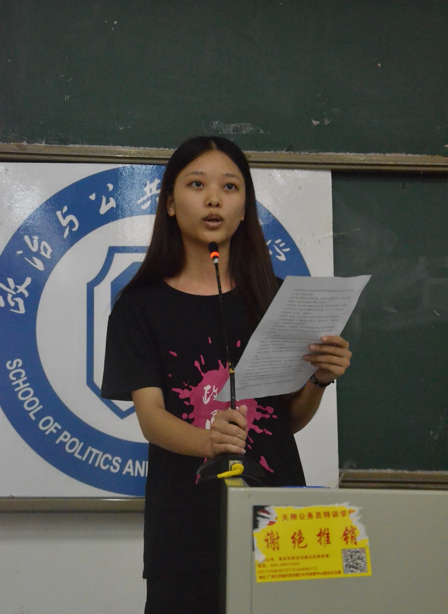 潘卓云同学对团日活动进行讲解 伟德国际victor1946