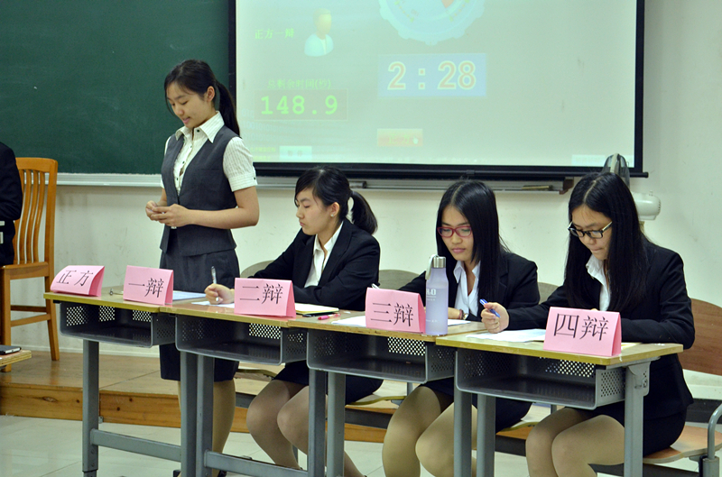 双方着衣一黑一白,可谓是“针锋相对” 伟德国际victor1946