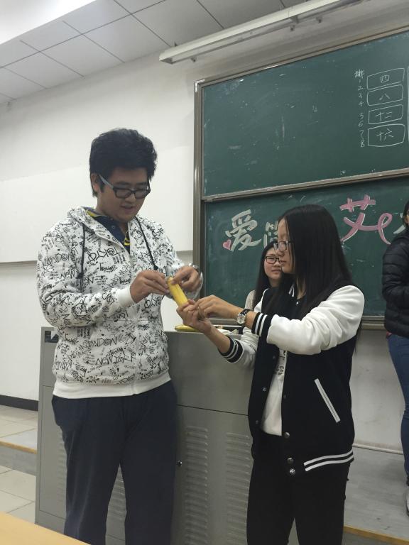 现场观众参与游戏 伟德国际victor1946