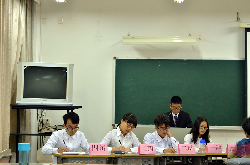 双方着衣一黑一白,可谓是“针锋相对” 伟德国际victor1946