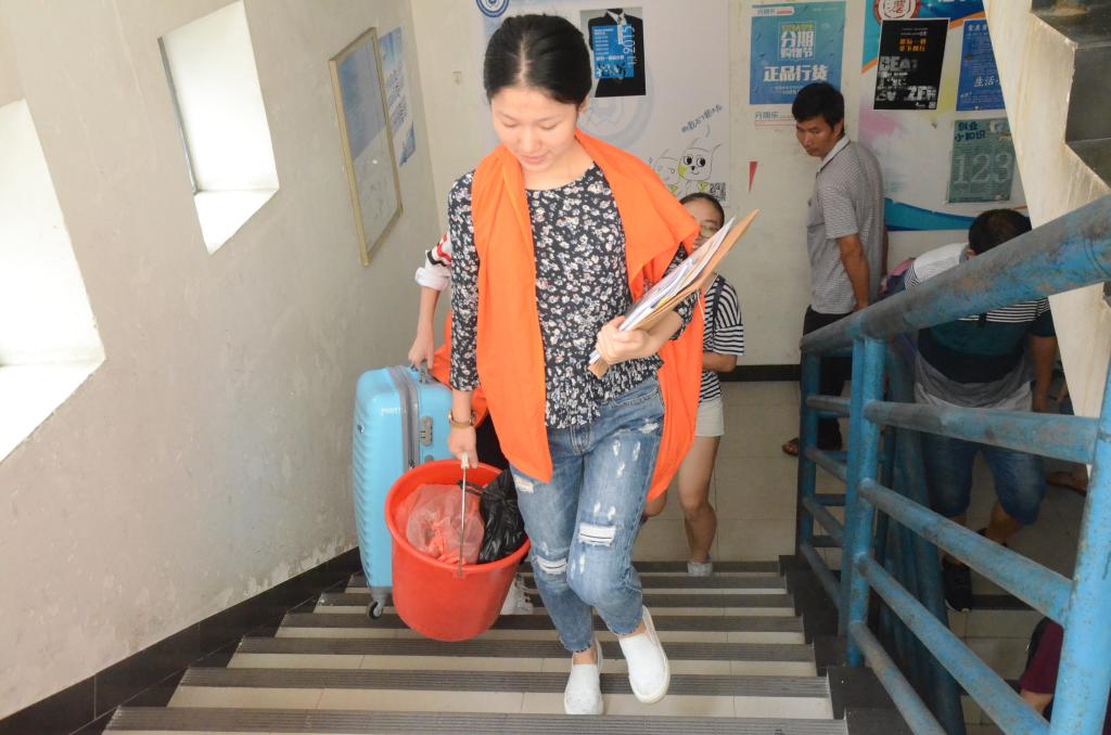 志愿者热情帮忙搬行李 伟德国际victor1946