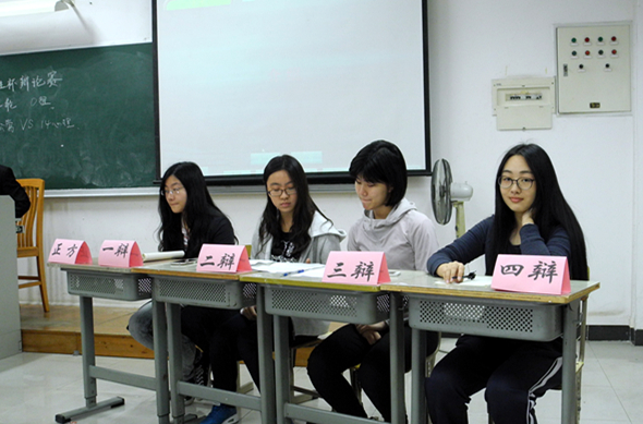 双方四辩都是美女喔 伟德国际victor1946