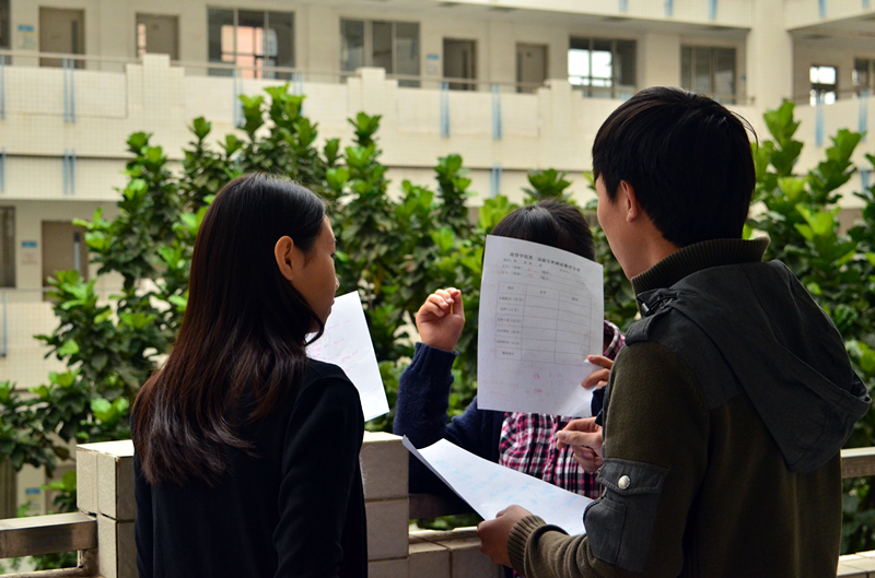 评委正在商讨比赛结果 伟德国际victor1946