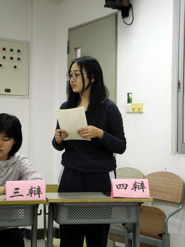 双方四辩都是美女喔 伟德国际victor1946