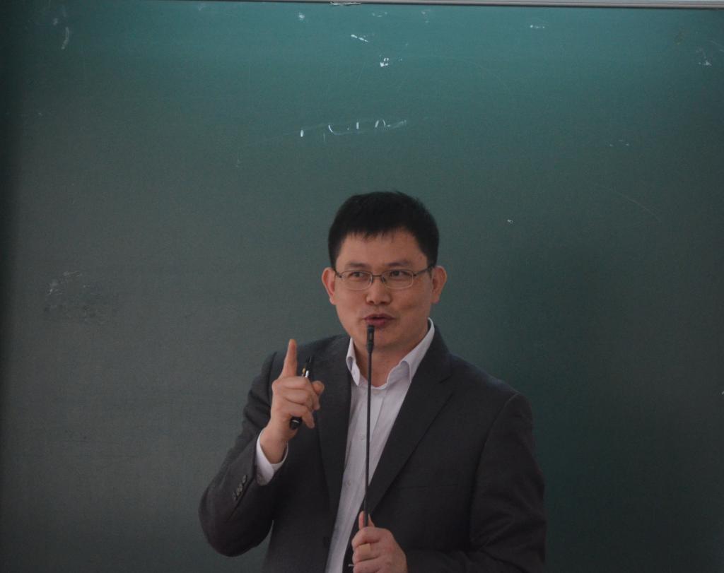 袁律师声情并茂地发言 伟德国际victor1946