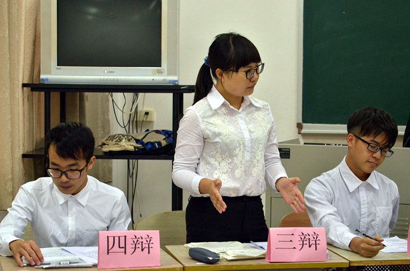 双方着衣一黑一白,可谓是“针锋相对” 伟德国际victor1946