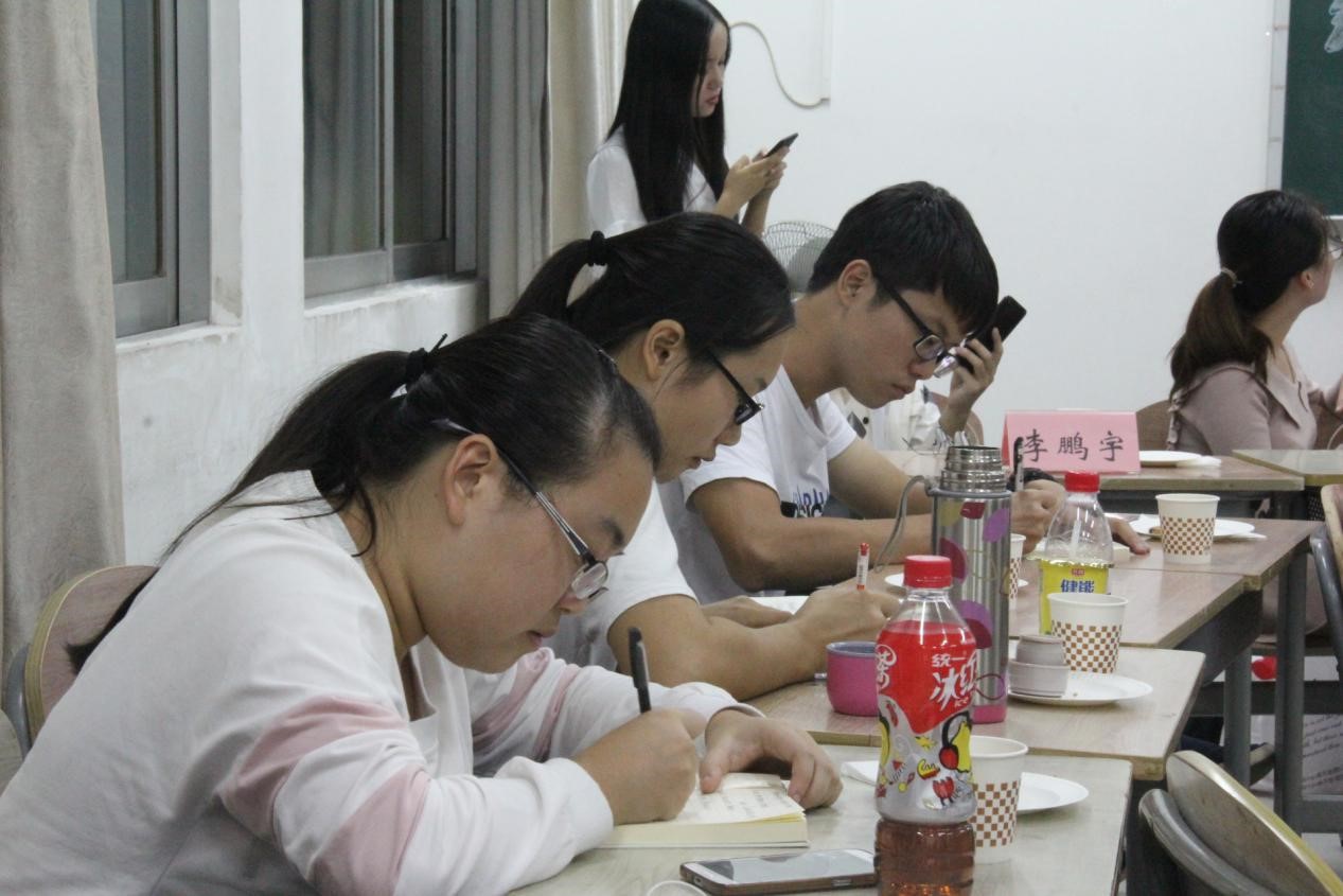 同学们认真做笔记 伟德国际victor1946