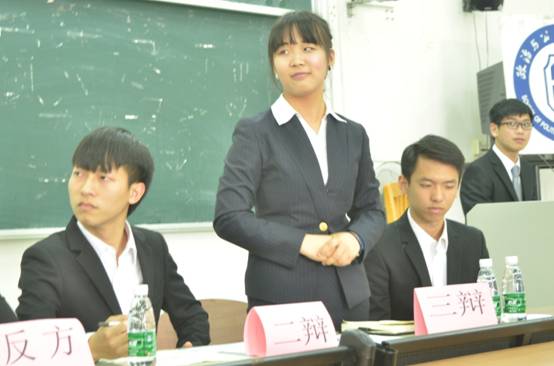 反方三辩沉着迎战 伟德国际victor1946