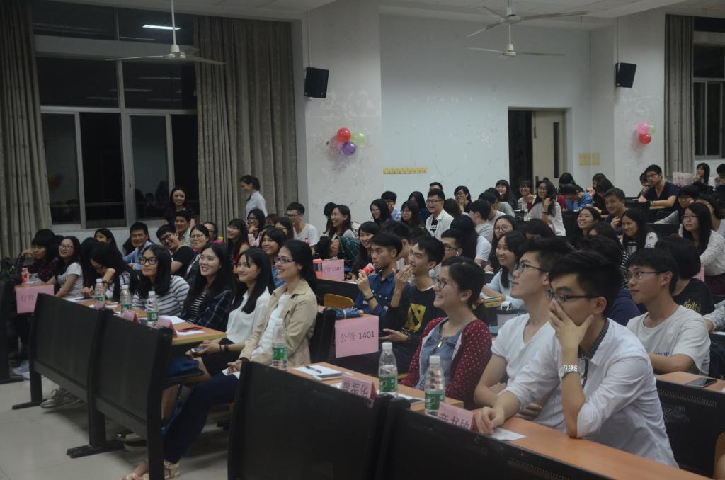 嘉宾们观看班级展示 伟德国际victor1946