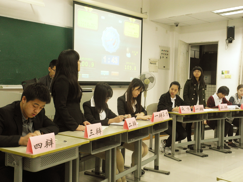 双方辩手正在对辩 伟德国际victor1946